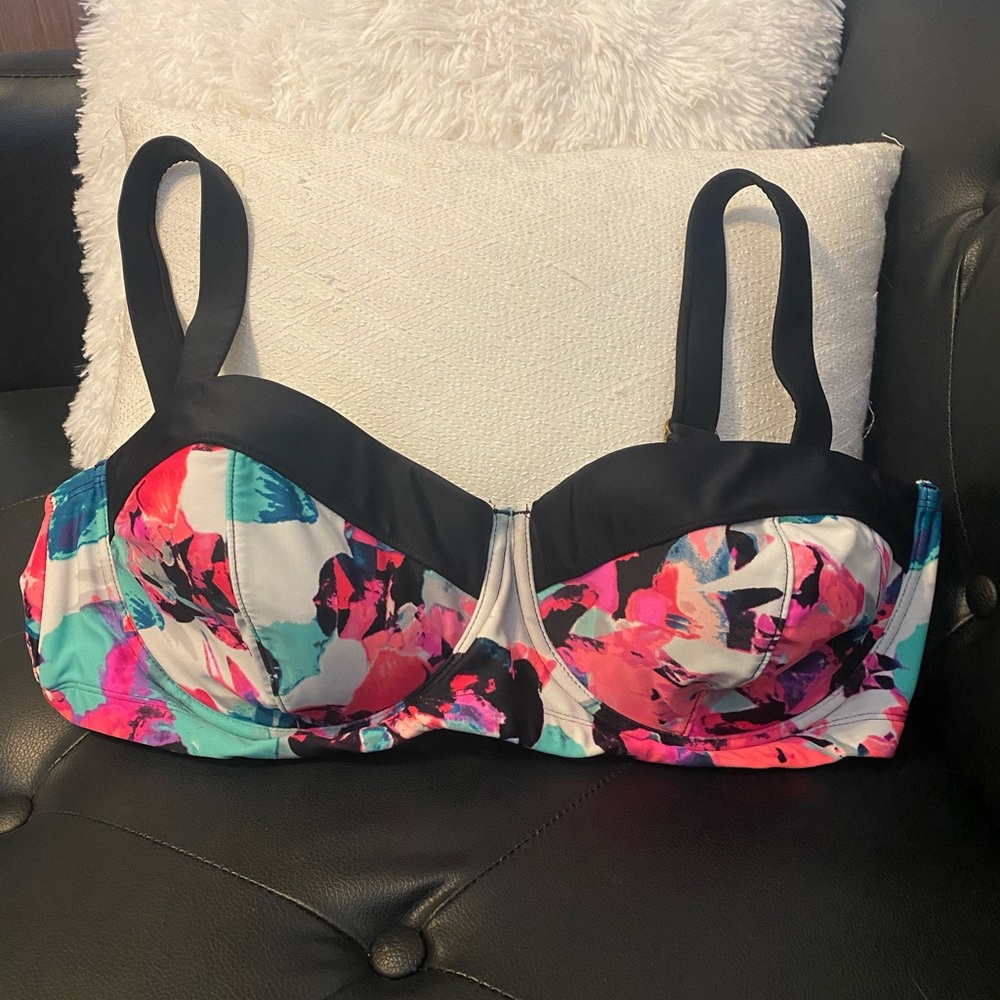 Ava & VIV Bikini Top 18W
